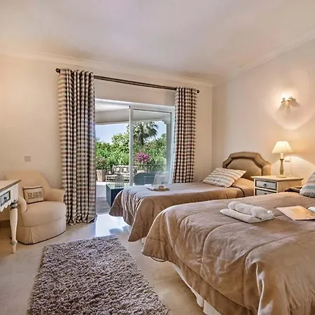 Вилла Sleeps 10 Pool Air Con T479956