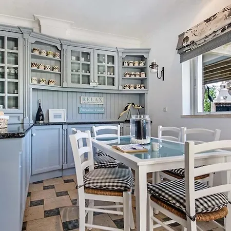 Sleeps 10 Pool Air Con T479956