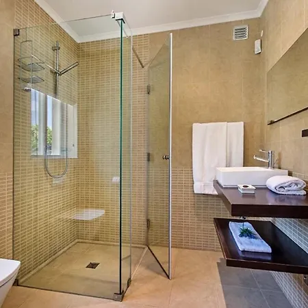 Sleeps 10 Pool Air Con T479956 Вилла *